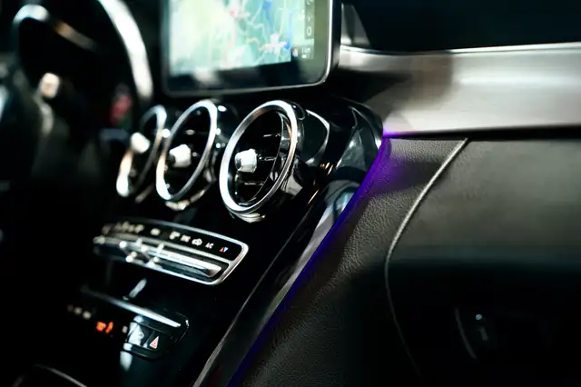 Mercedes-Benz 220 view 15