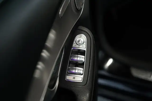 Mercedes-Benz C-Class view 23