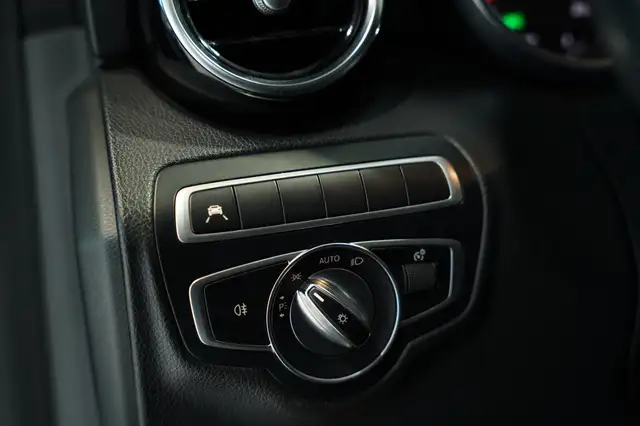 Mercedes-Benz C-Class view 25