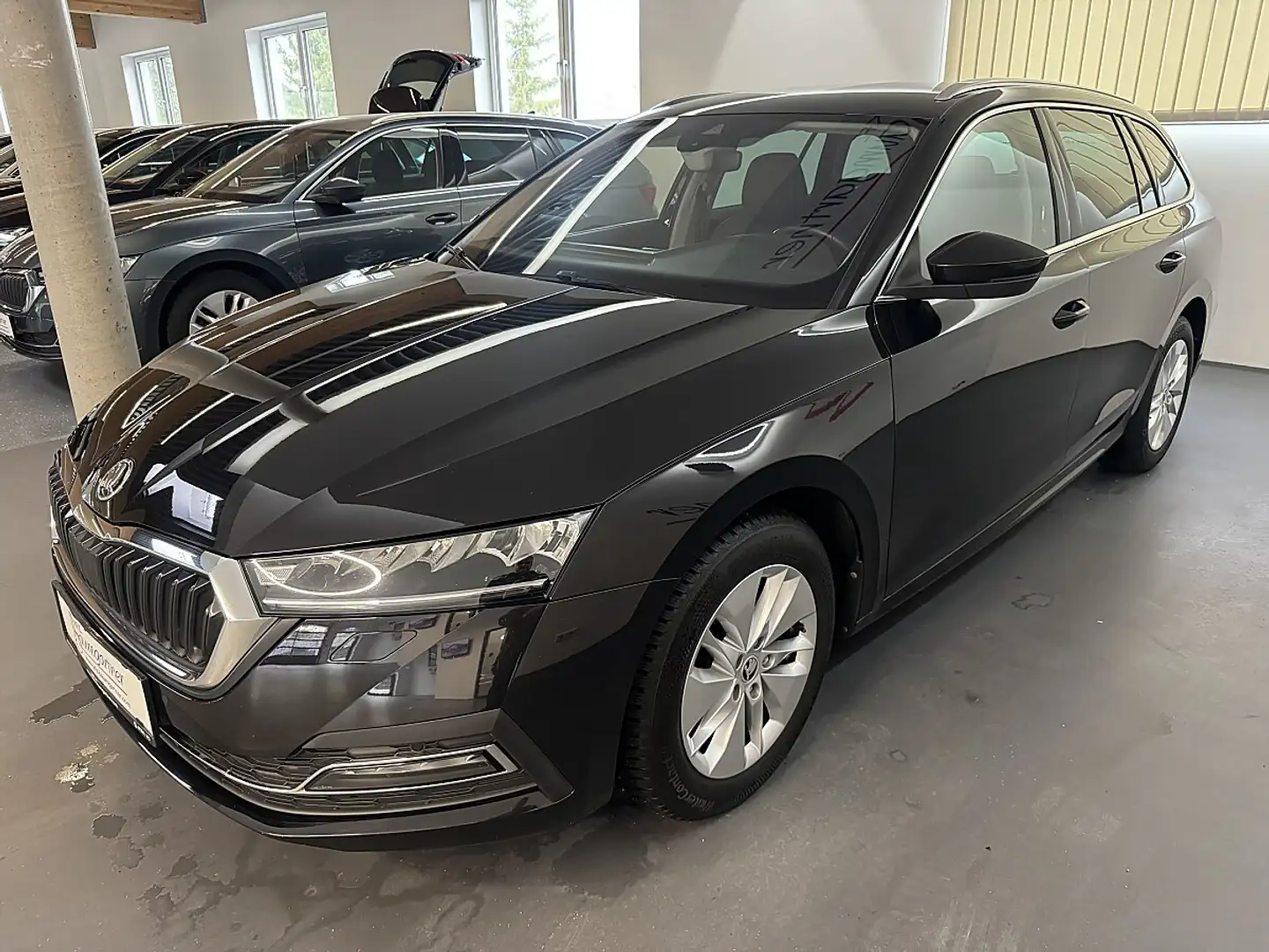 Skoda Octavia Combi 2,0TDI DSG *LED*NAVI*AHK*Teilleder*Sitzhe... Schwarz - 2