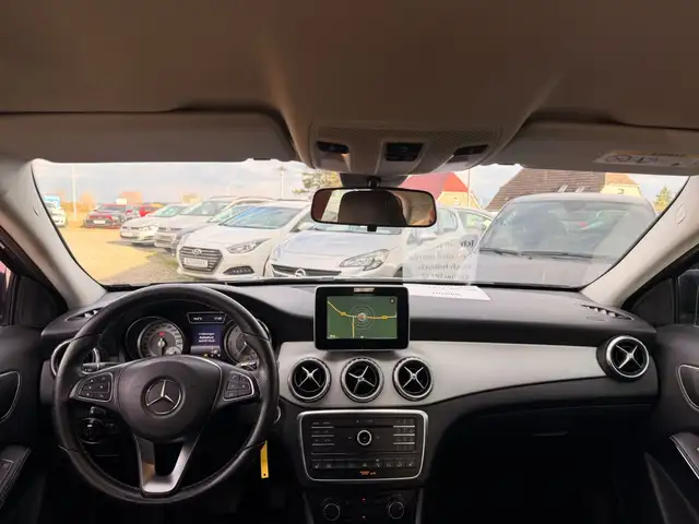 Mercedes-Benz 220 view 13
