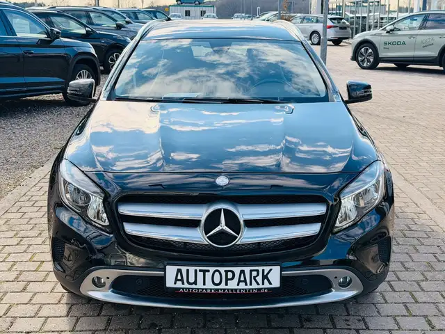 Mercedes-Benz 220 view 2