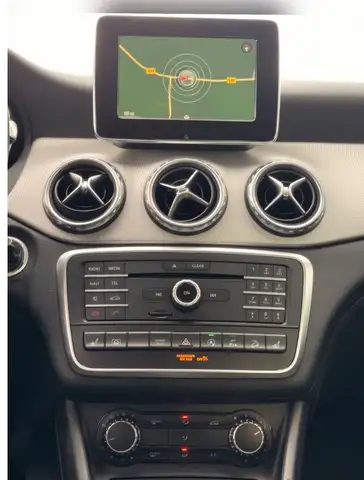 Mercedes-Benz 220 view 11