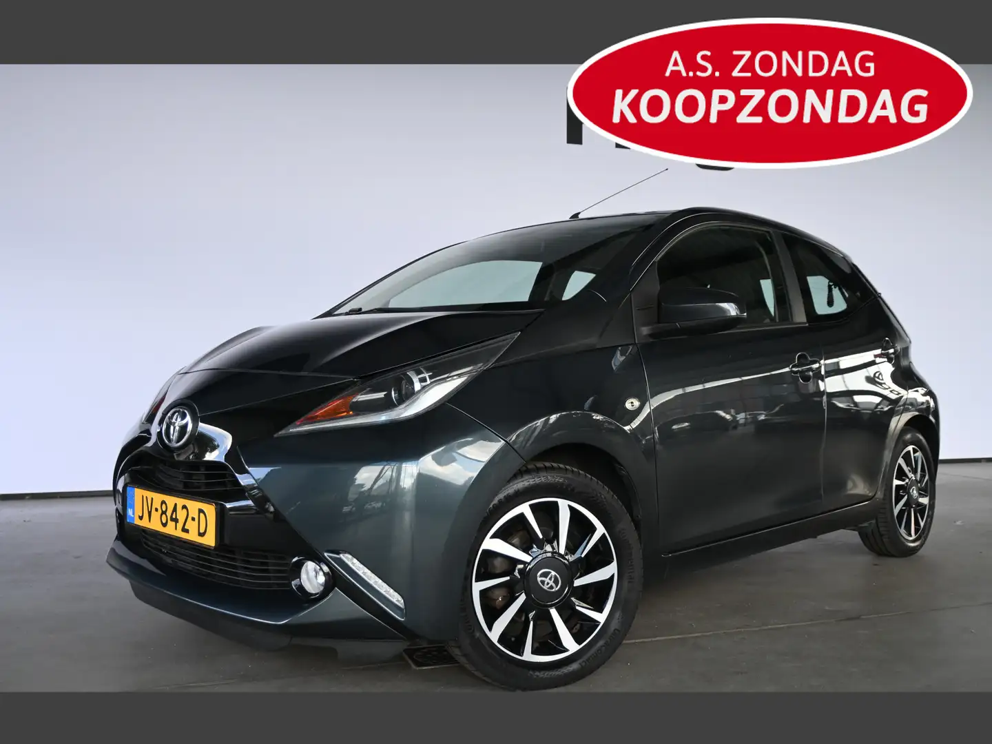 Toyota Aygo 1.0 VVT-i x-play 5-deurs Airco Elektrisch pakket D Grijs - 1