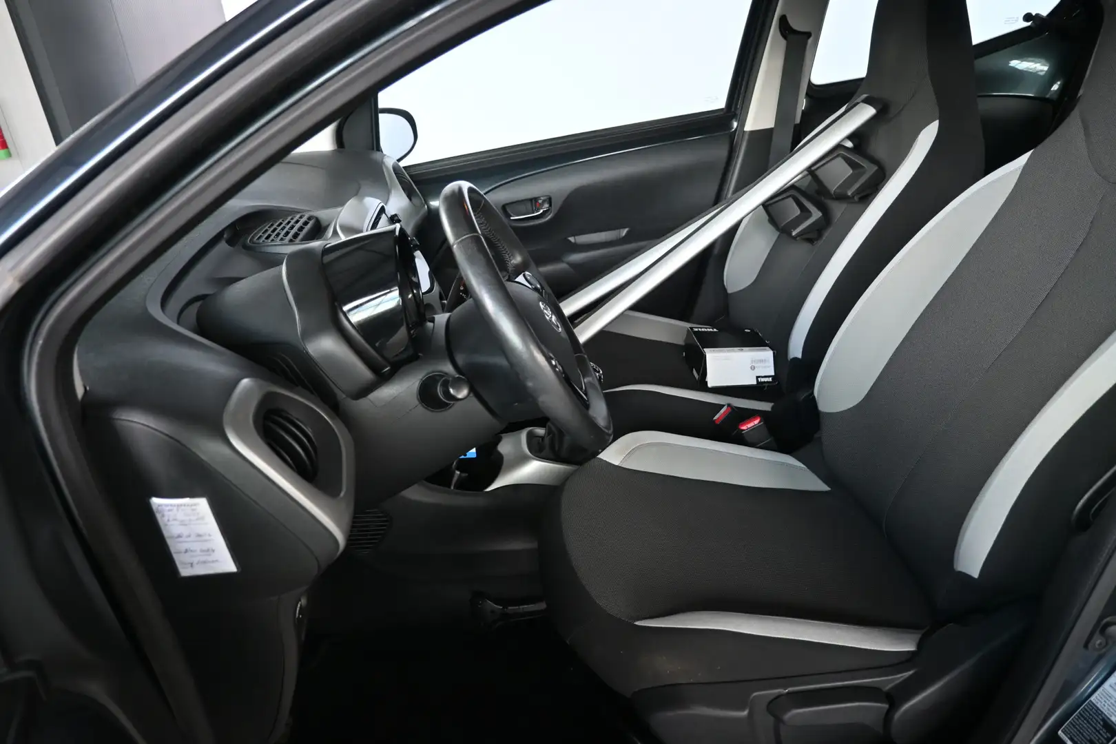 Toyota Aygo 1.0 VVT-i x-play 5-deurs Airco Elektrisch pakket D Grijs - 2