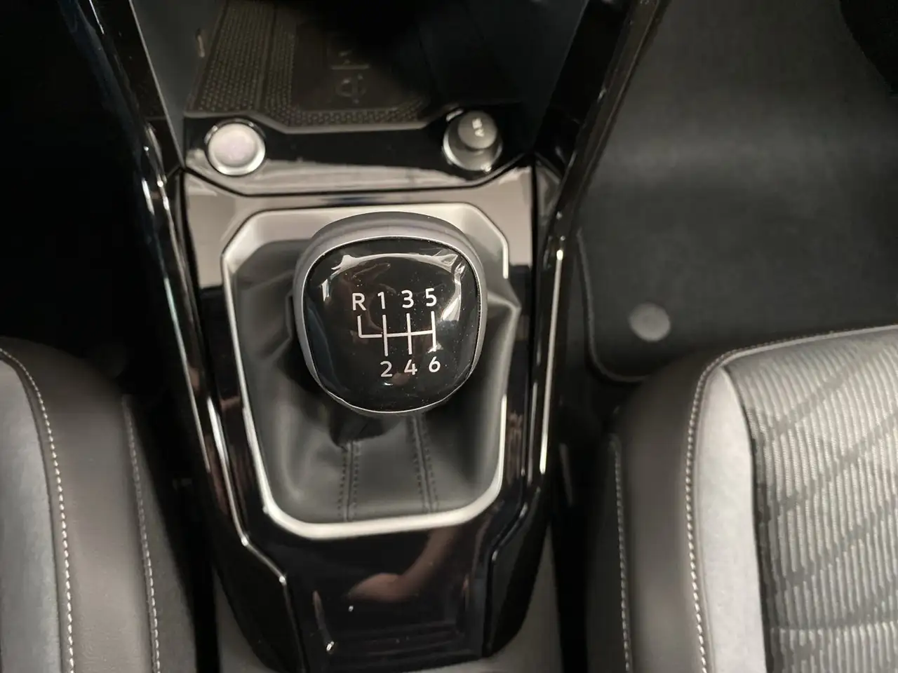Volkswagen T-Roc 1.0 TSI R-Line Plus 12