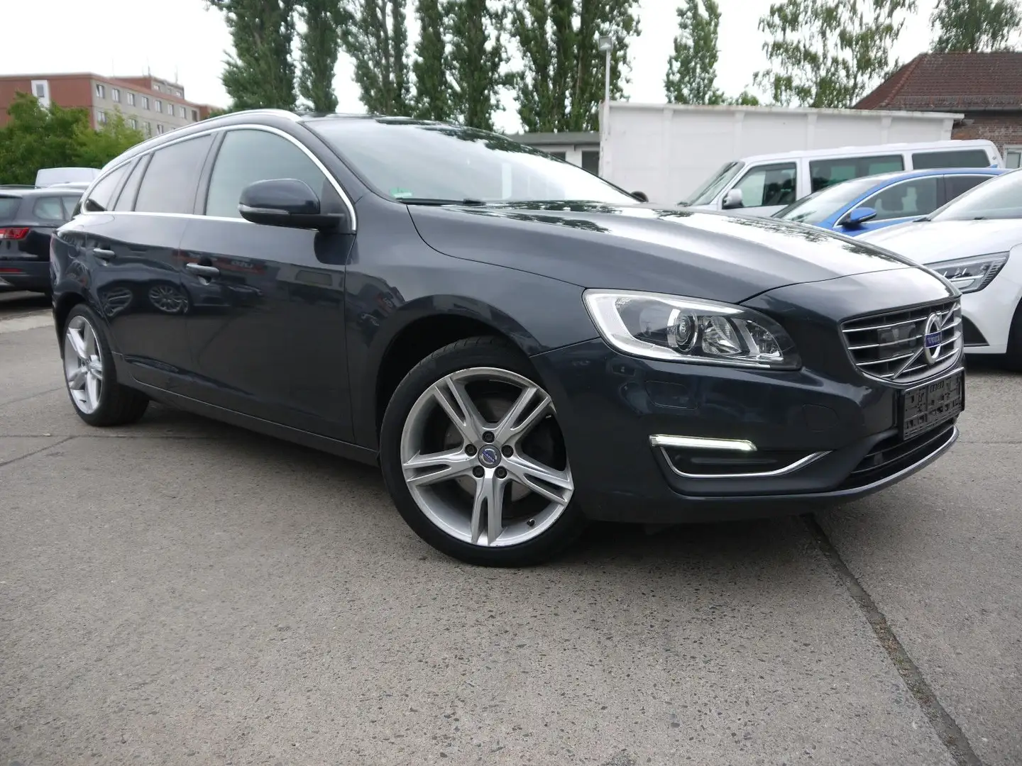 Volvo V60 Kombi Summum/Leder/Automatik/Kamera Grau - 1