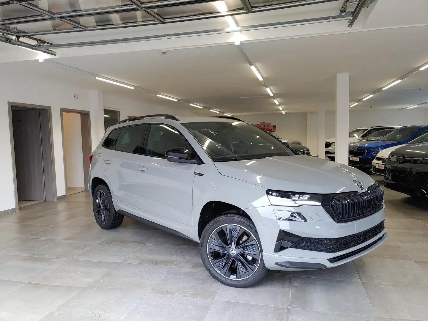 Skoda Karoq 1.5 TSI DSG Sportline AHK/Navi/EasyOpen/ACC/Kamera Grau - 2