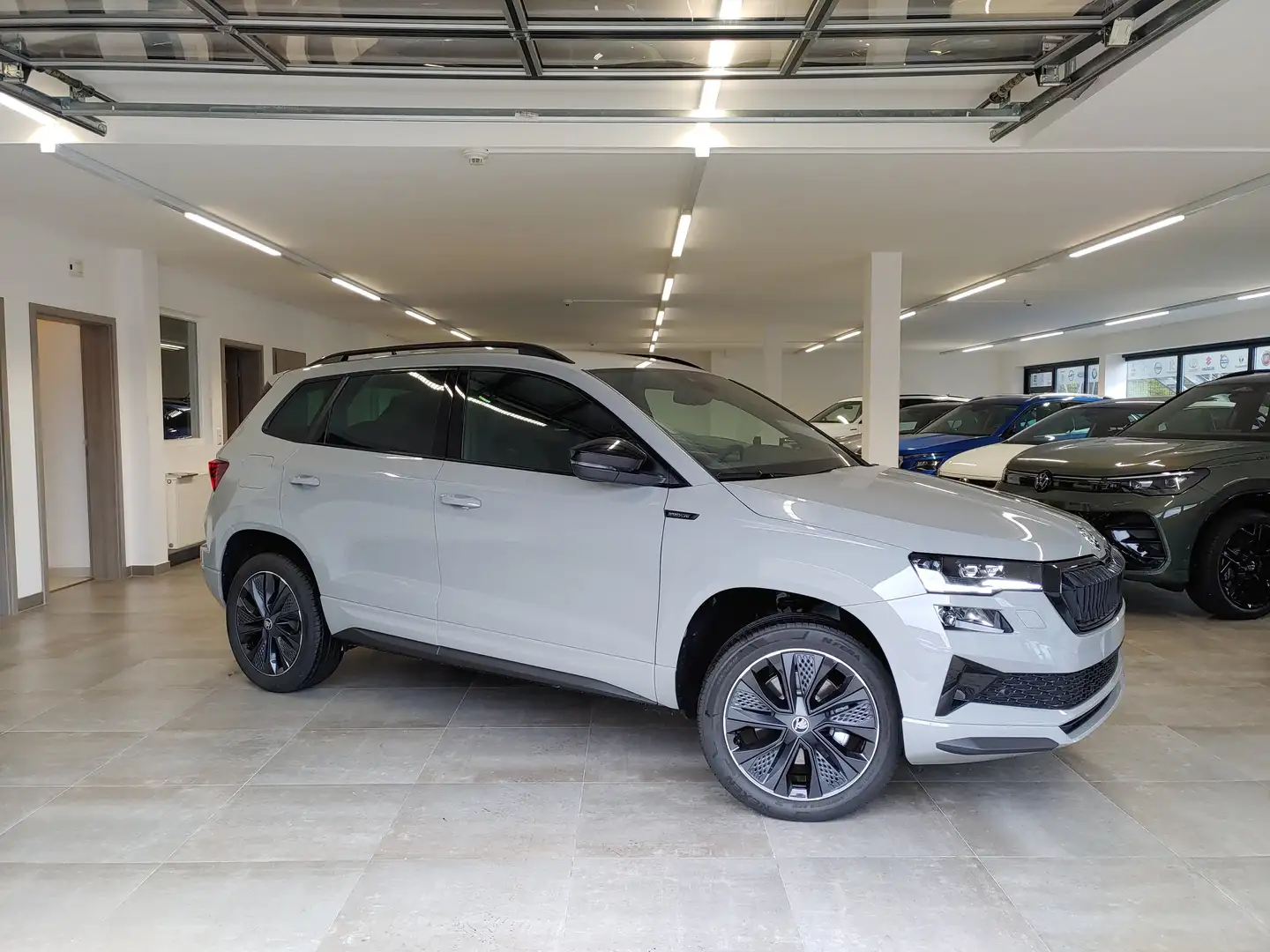 Skoda Karoq 1.5 TSI DSG Sportline AHK/Navi/EasyOpen/ACC/Kamera Grau - 1