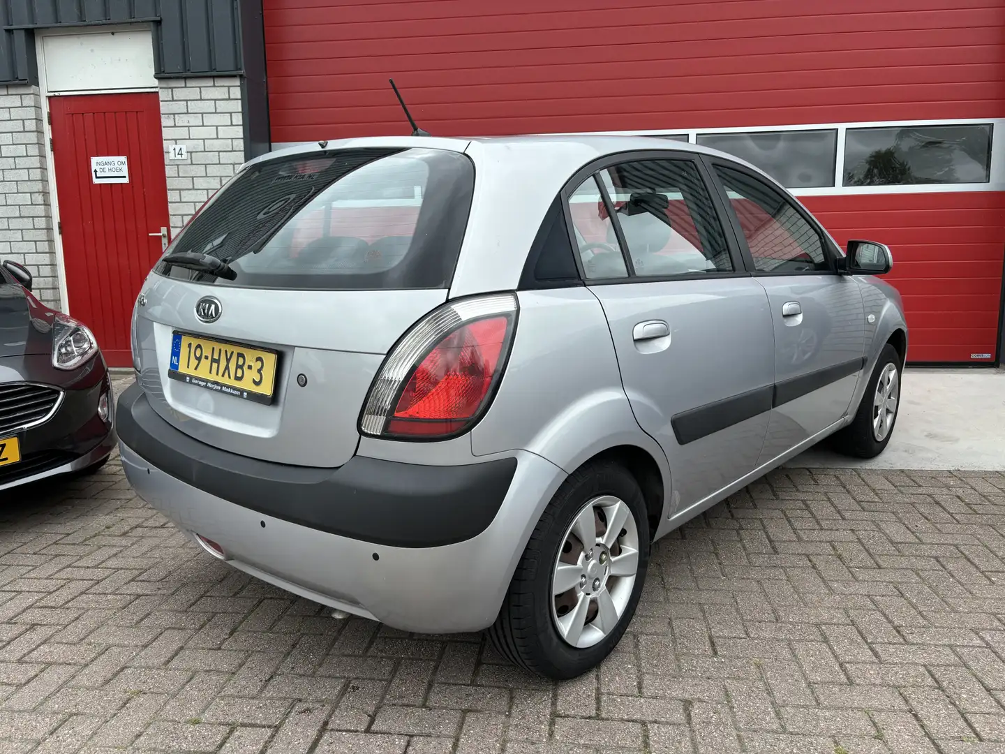 Kia Rio 1.4 X-pect AIRCO / PDC / ELEK RAMEN / RADIO-CD / L Grijs - 2