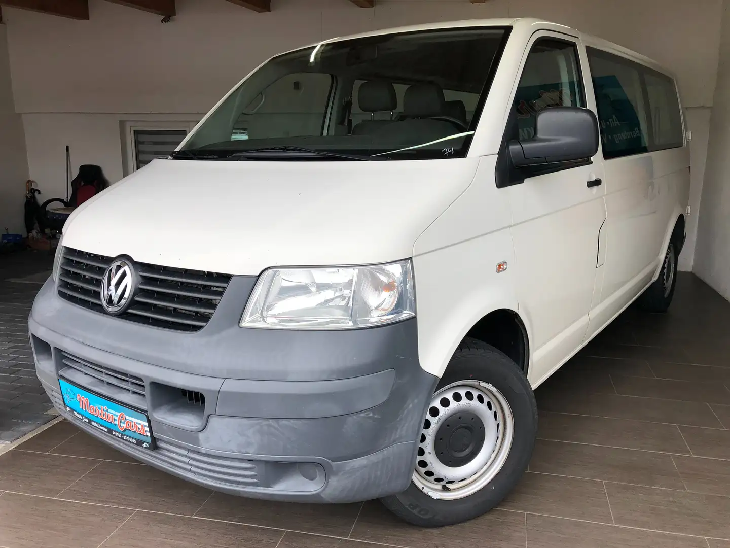 Volkswagen T5 Caravelle Van/Kleinbus in Weiß gebraucht in Zwethau für €  11.500,-