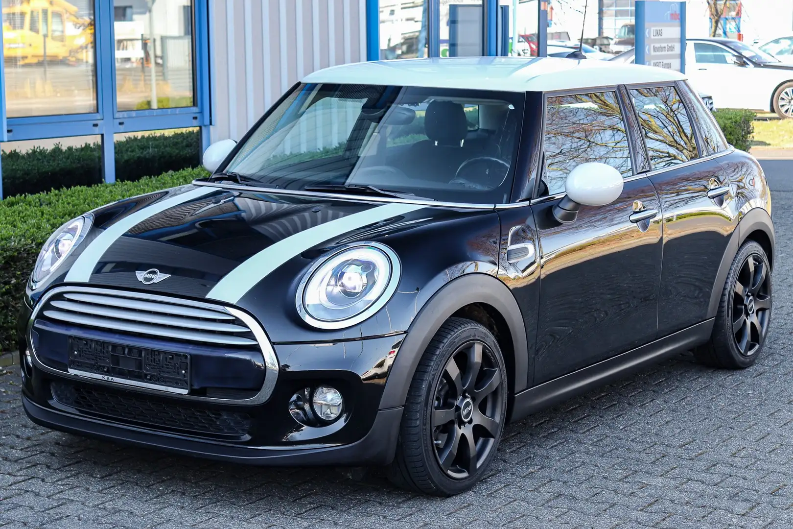 MINI Cooper Cooper*T.LEDER*LED*NAVI*ST.HEIZ*AMBIENTE*PDC*SHZ* Schwarz - 1