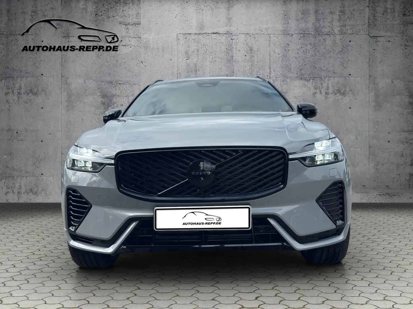 Volvo XC60 T8 Plus Black Edition Recharge Plug-In Hybrid AWD Grau - 2