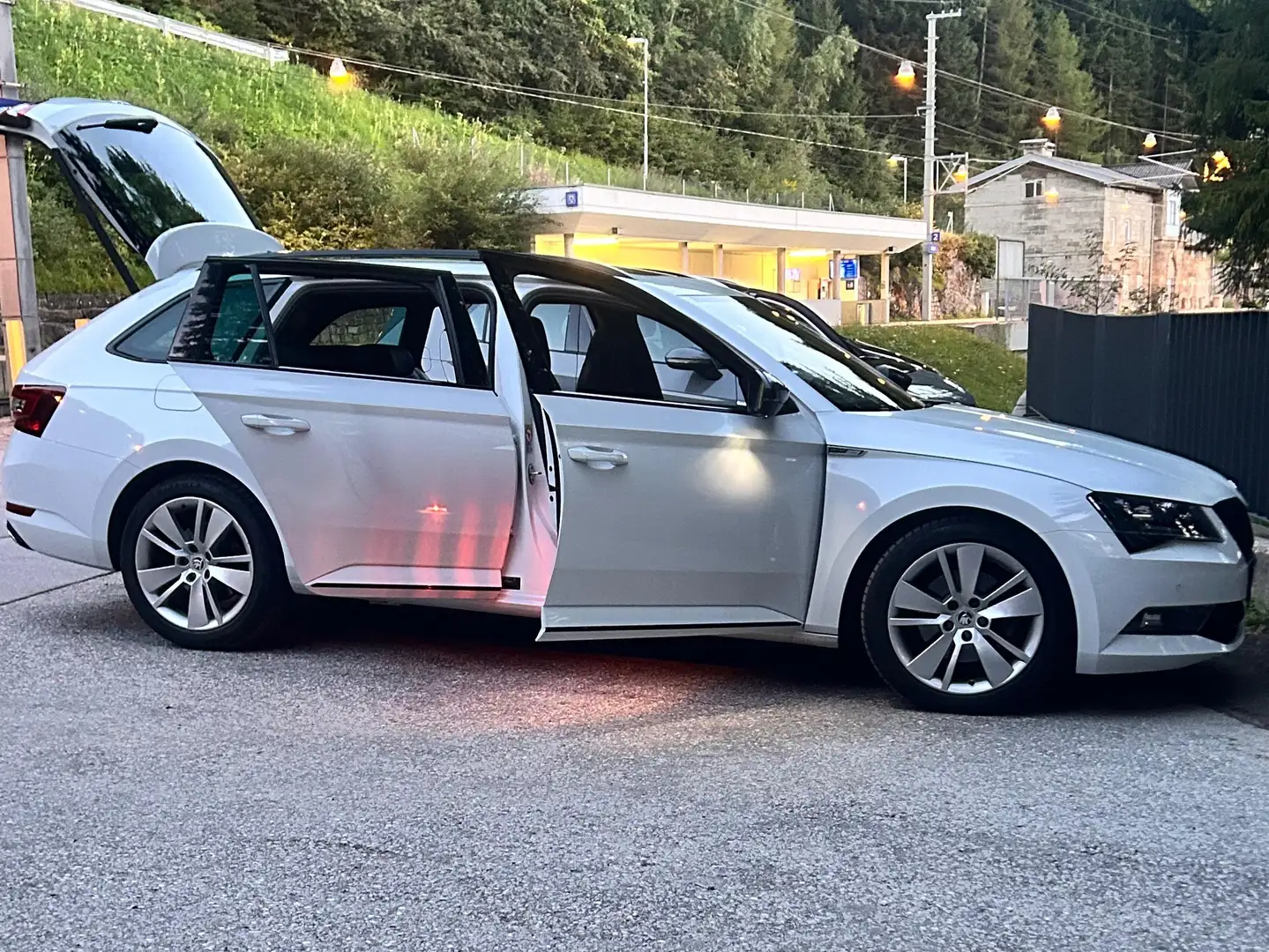 Skoda Superb Superb Kombi 2,0 TDI Sportline DSG Sportline Weiß - 1