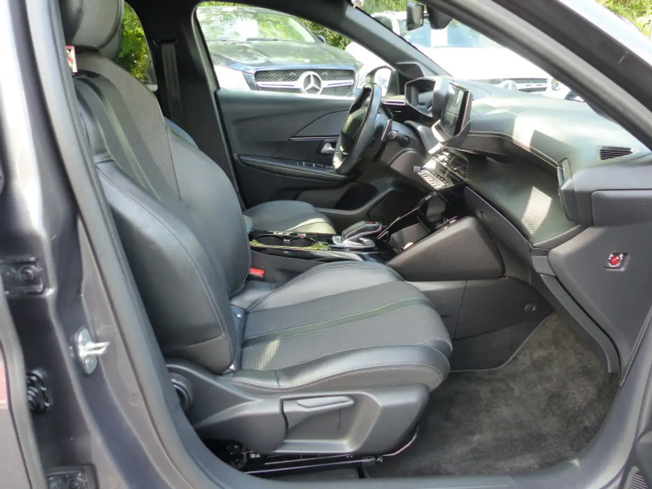 Peugeot 208 208 — photo 12