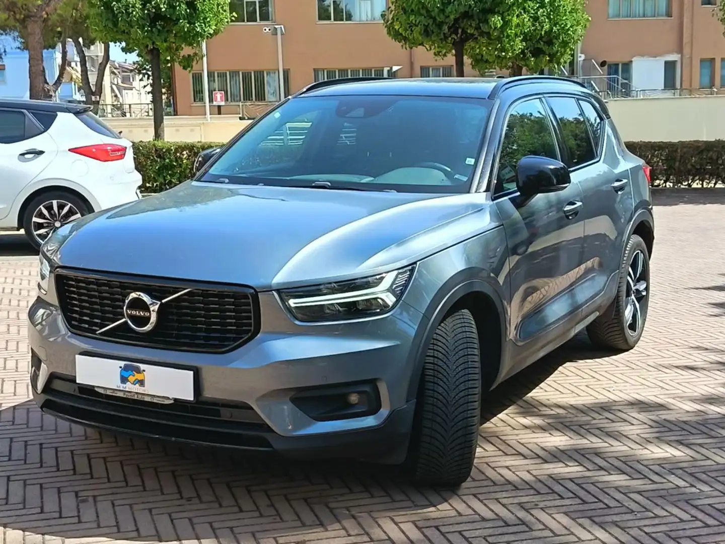 Volvo XC40 AWD Geartronic R-design Grey - 1