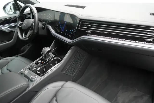 Volkswagen Touareg view 14