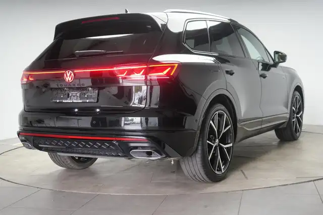 Volkswagen Touareg view 6