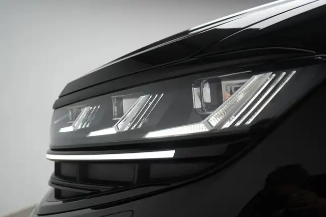 Volkswagen Touareg view 8