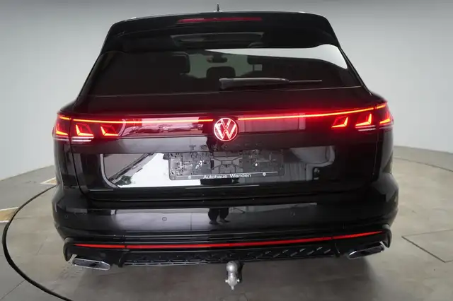 Volkswagen Touareg view 5