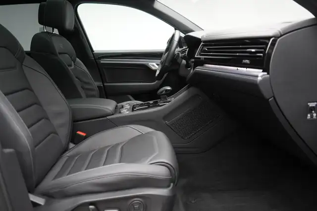 Volkswagen Touareg view 13