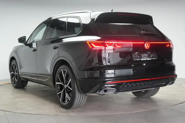 Volkswagen Touareg view 3