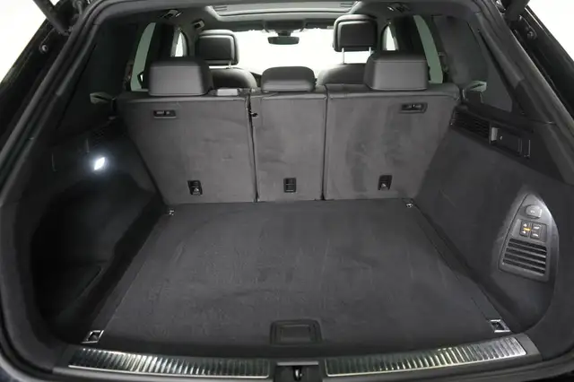 Volkswagen Touareg view 9