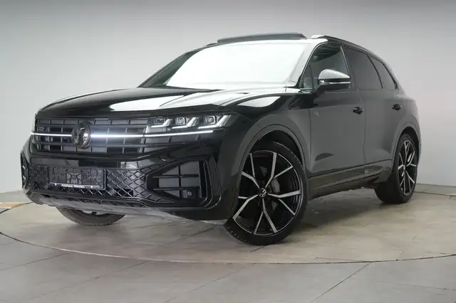 Volkswagen Touareg view 4