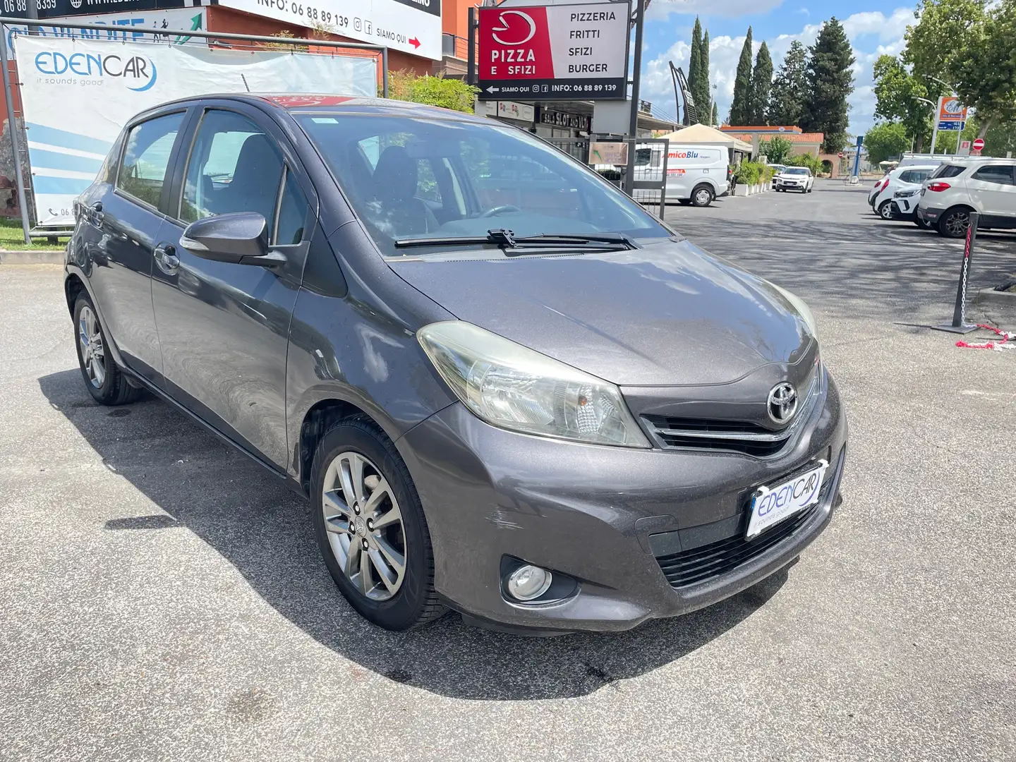 Toyota Yaris 5p 1.0 Lounge Šedá - 1