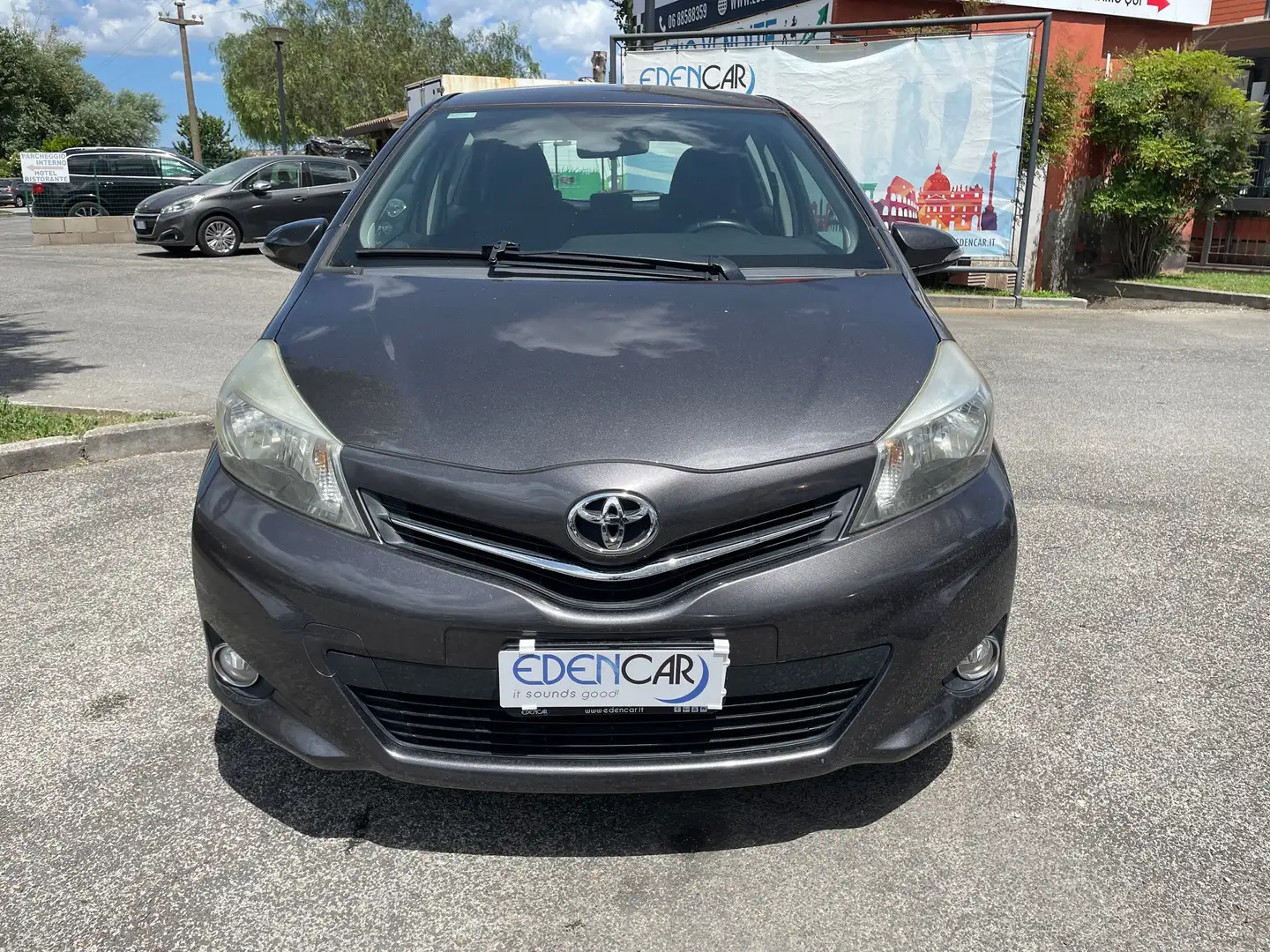 Toyota Yaris 5p 1.0 Lounge Šedá - 2