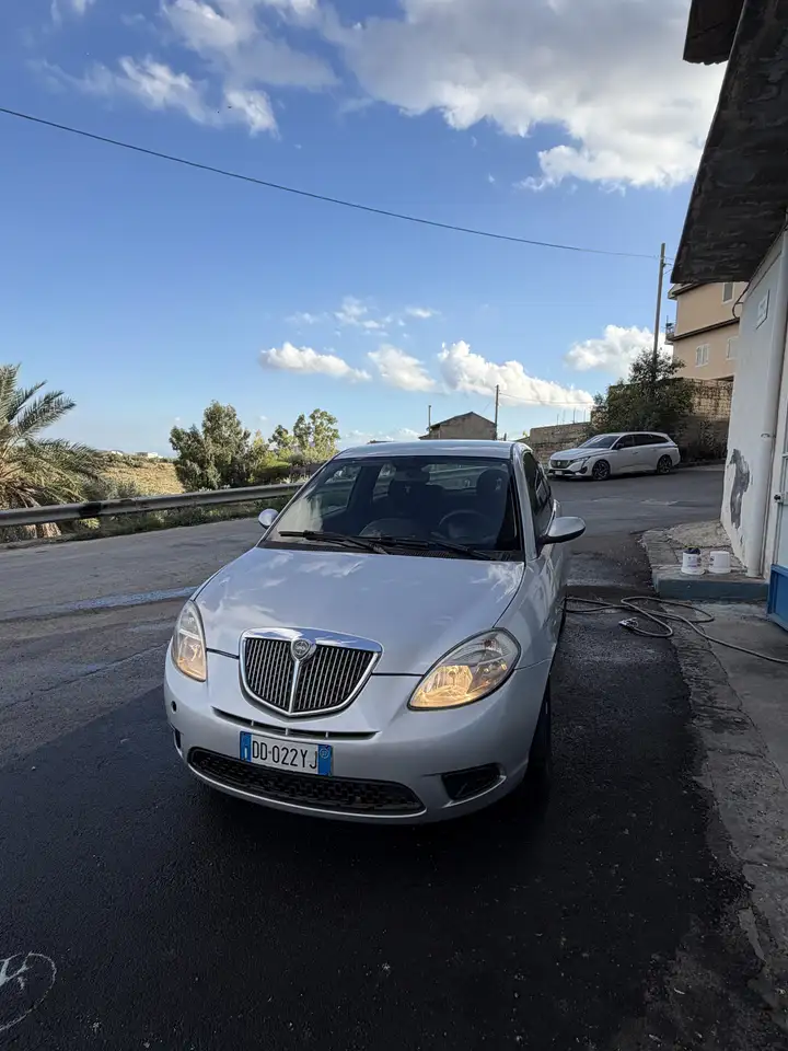 Lancia Ypsilon