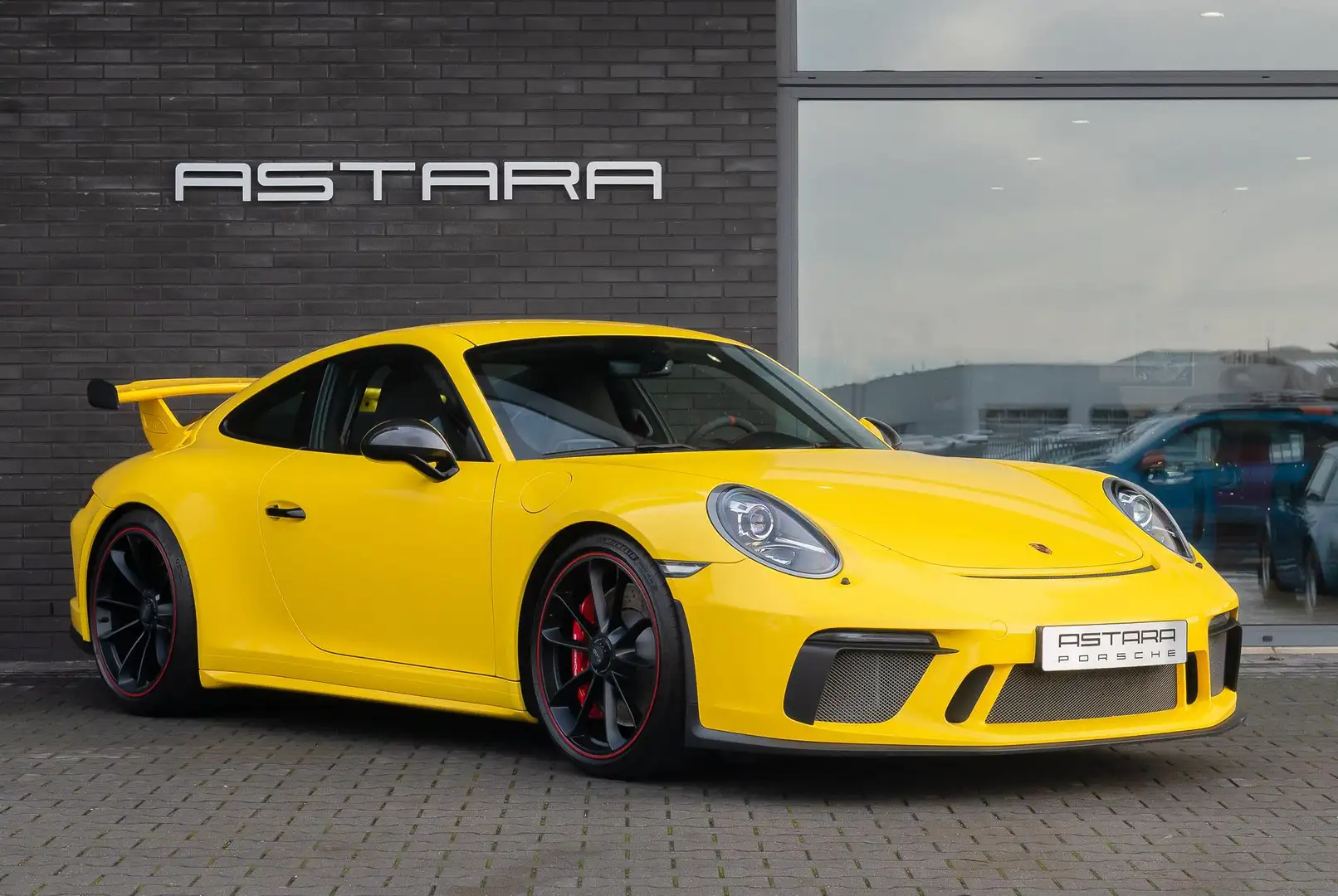 Porsche 991 4.0 GT3 | 14.800 km | Racing Yellow Yellow - 1