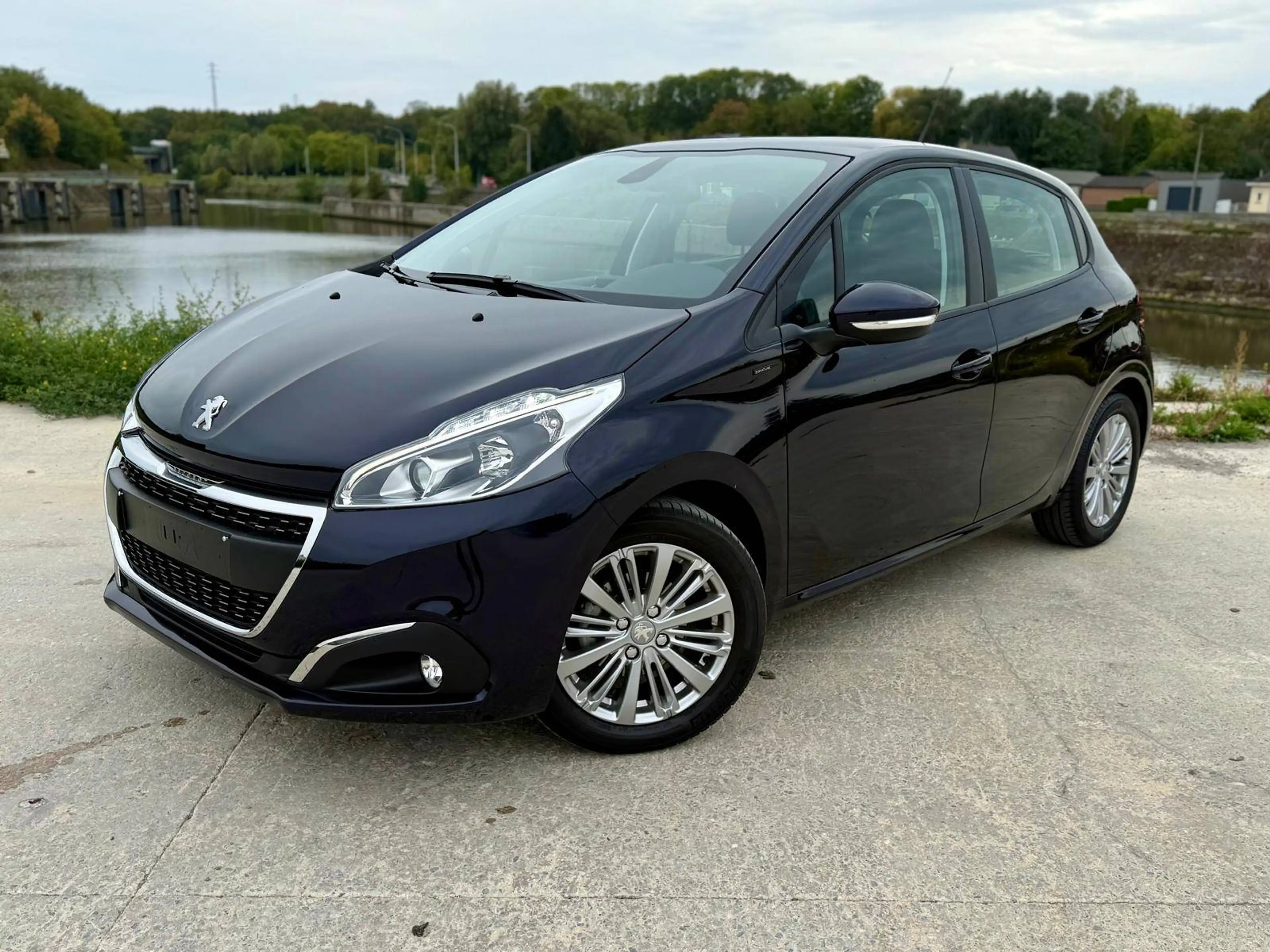 Peugeot 208 1.2i*Signature*1er*Propriétaire*Historique*Clim*Navi — photo 3