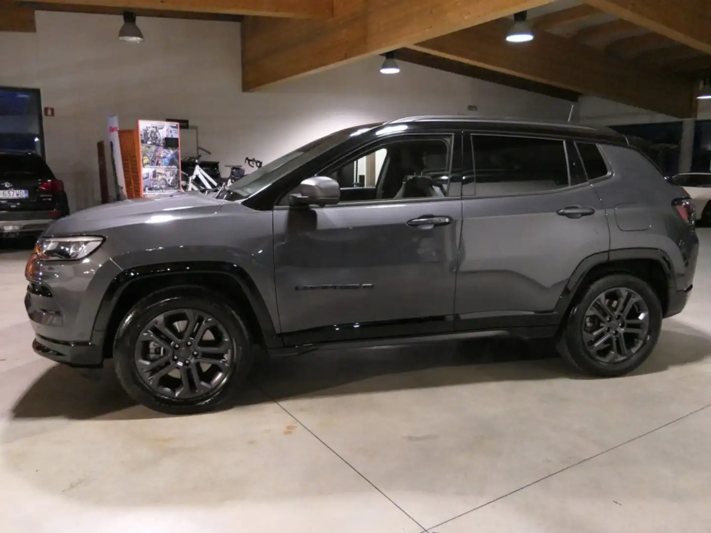 Jeep Compass 1.3 Turbo T4 190 CV PHEV AT6 4xe Night Eagle Grijs - 2