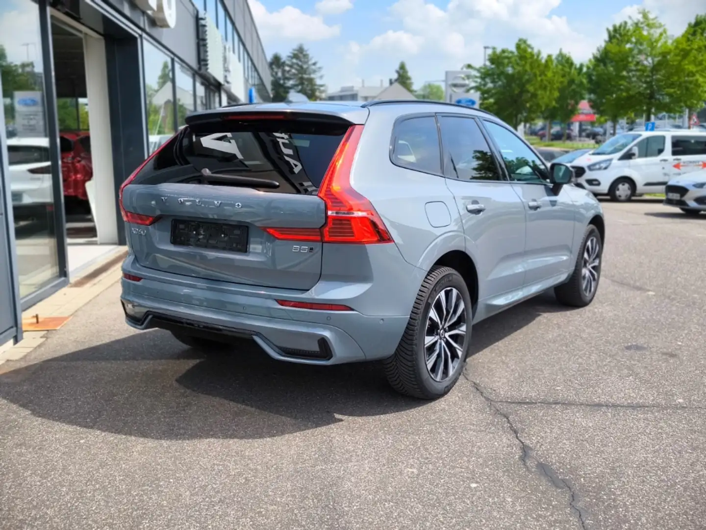 Volvo XC60 Plus Dark AWD B5 Benzin EU6d Allrad Leder digitale Grau - 2