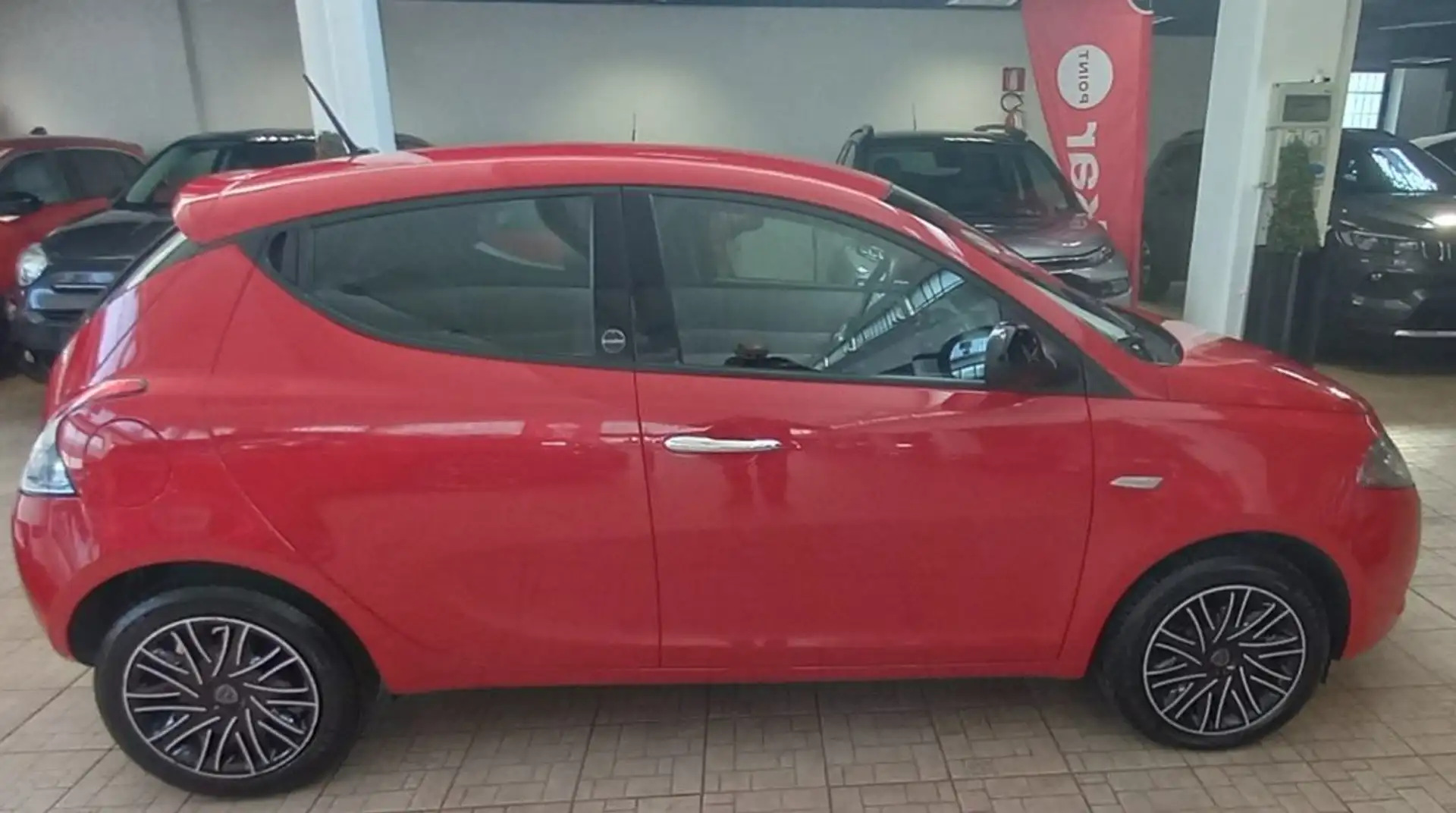 Lancia Ypsilon 1.0 FireFly 5 porte S&S Hybrid Ecochic Gold Rosso - 2