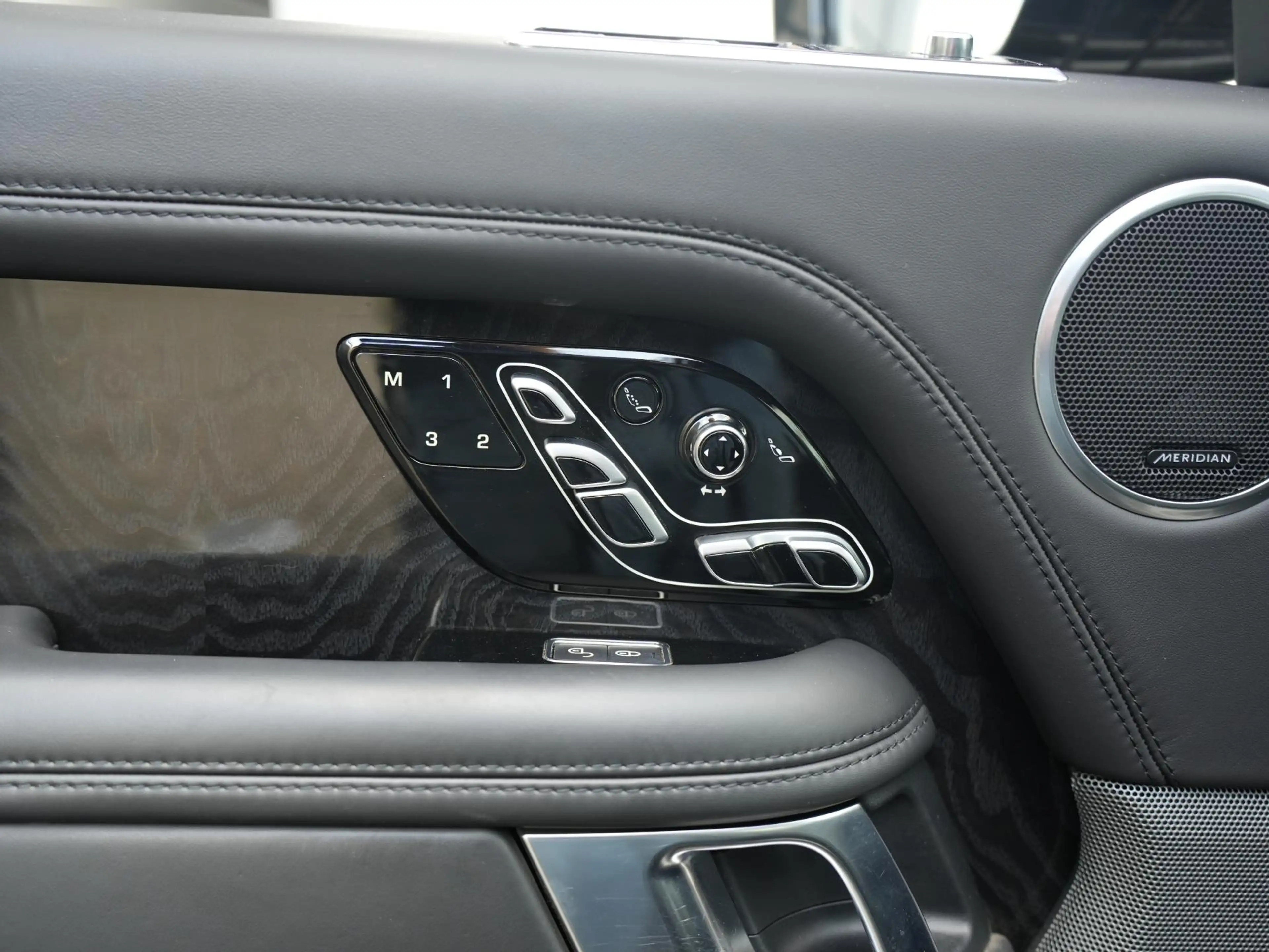 Land Rover Range Rover 5.0 V8 SC LWB Autobiography — photo 30