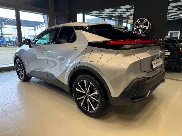 Toyota C-HR view 3