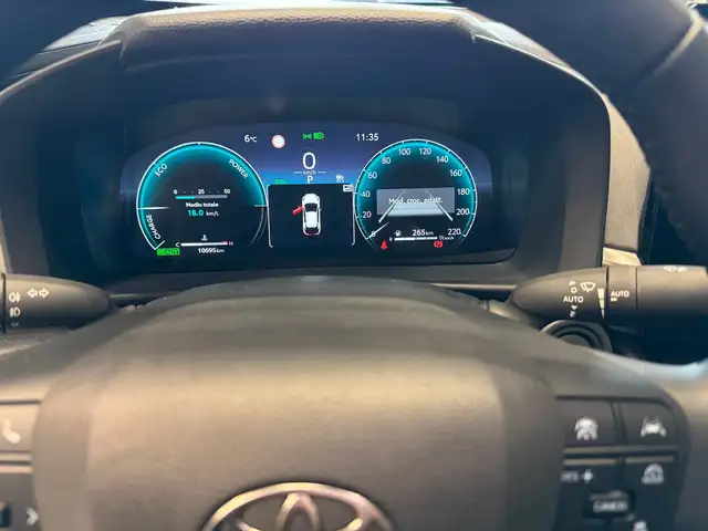Toyota C-HR view 15