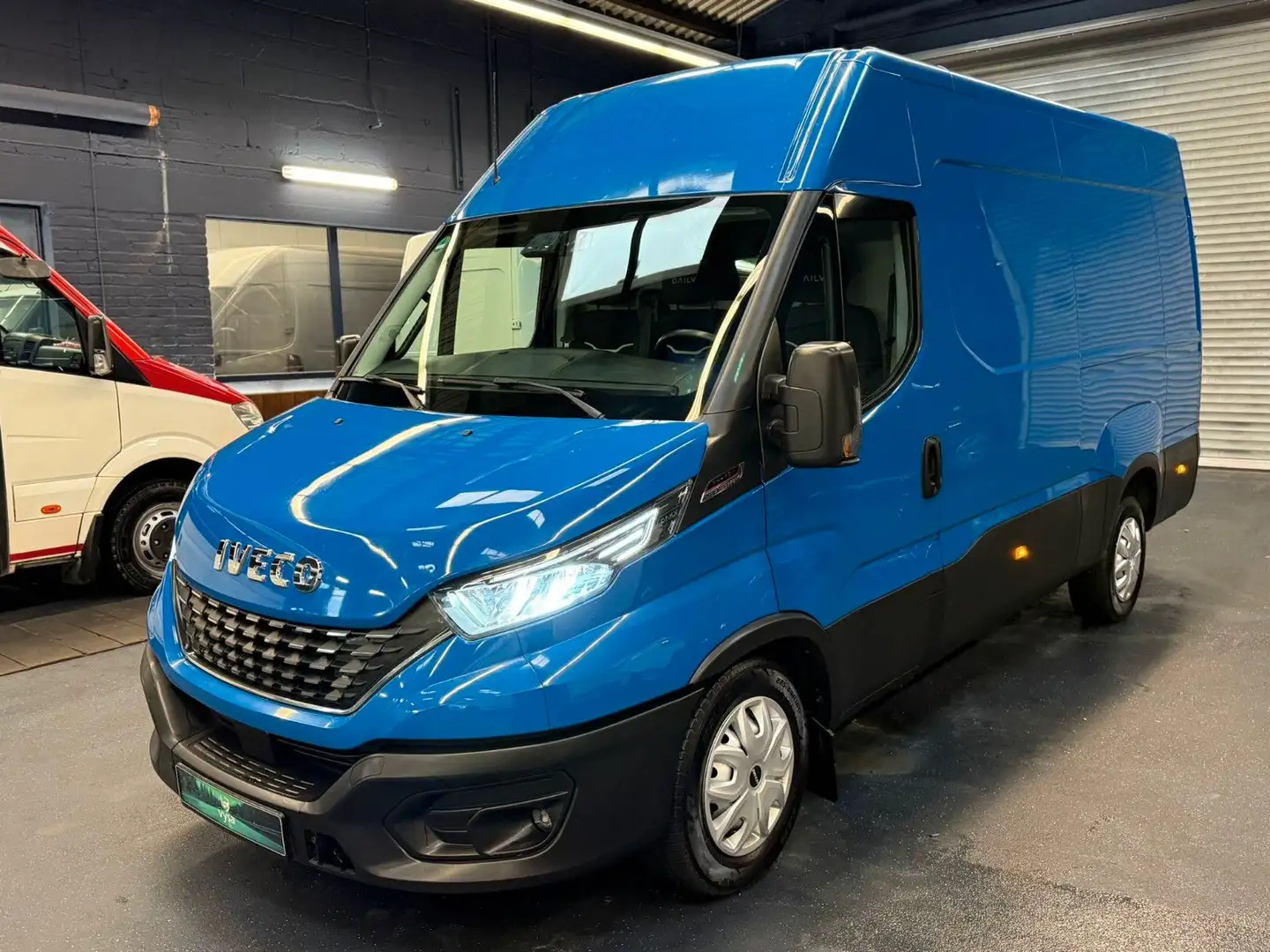 Iveco Massif Daily 35S18 Kasten L2H2 STHZ LED R-CAM AHK 3,5T Blau - 2