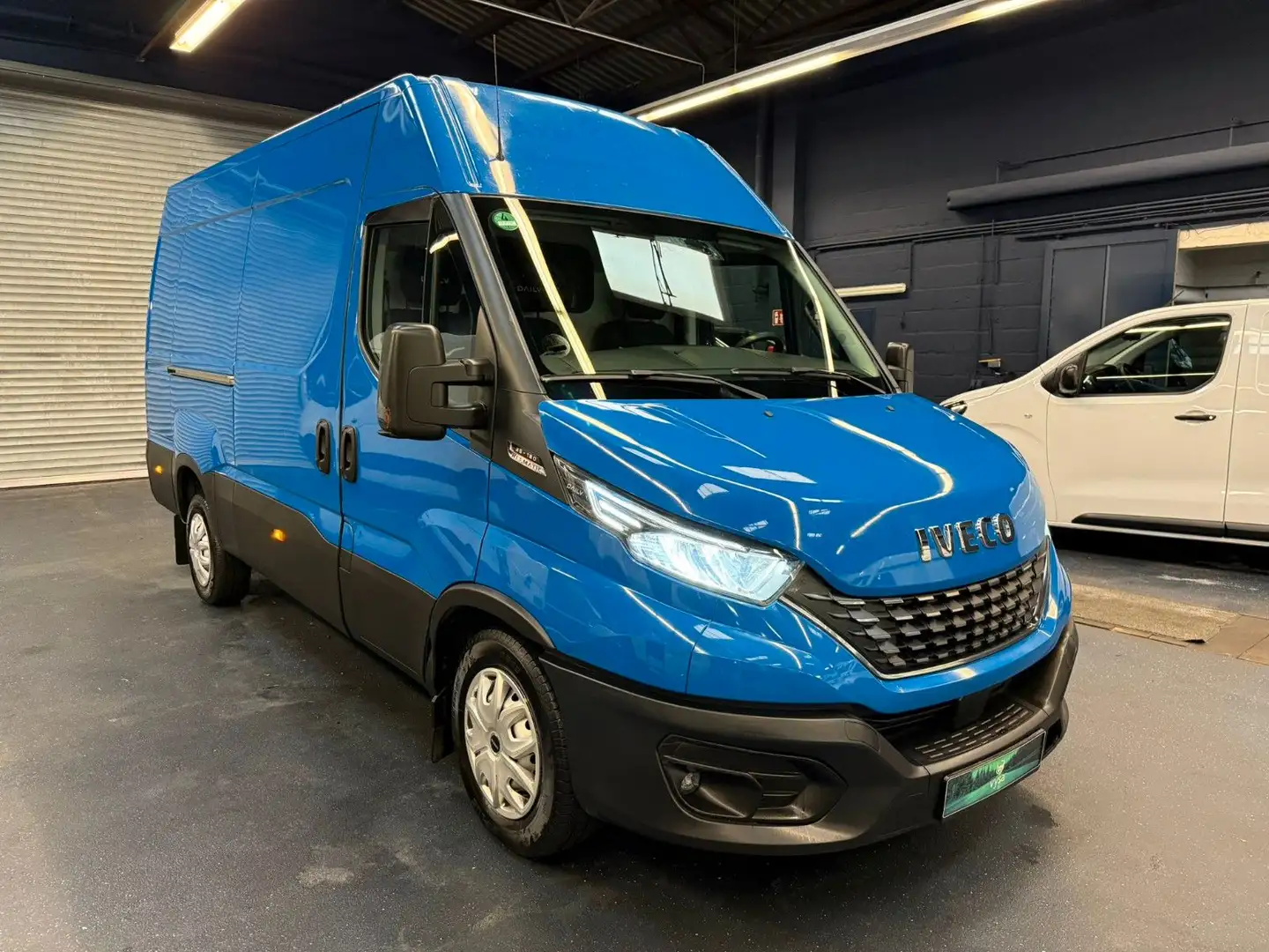 Iveco Massif Daily 35S18 Kasten L2H2 STHZ LED R-CAM AHK 3,5T Blau - 1