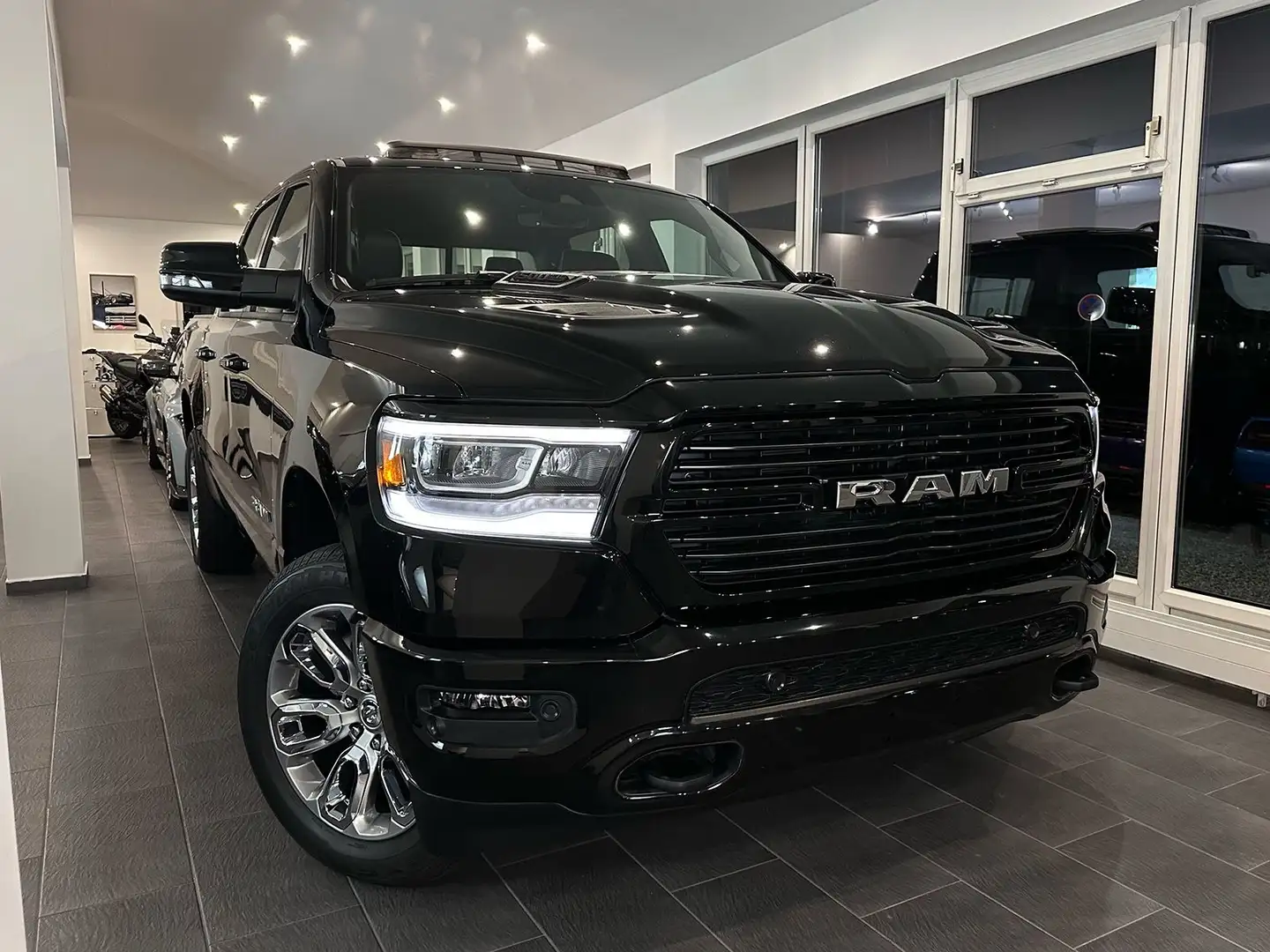 Dodge RAM 5,7-V8|LARAMIE Sport|Luftfed|20"|LPG|eTorque Nero - 2