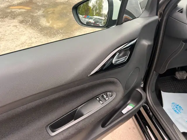 DS Automobiles DS 3 view 12