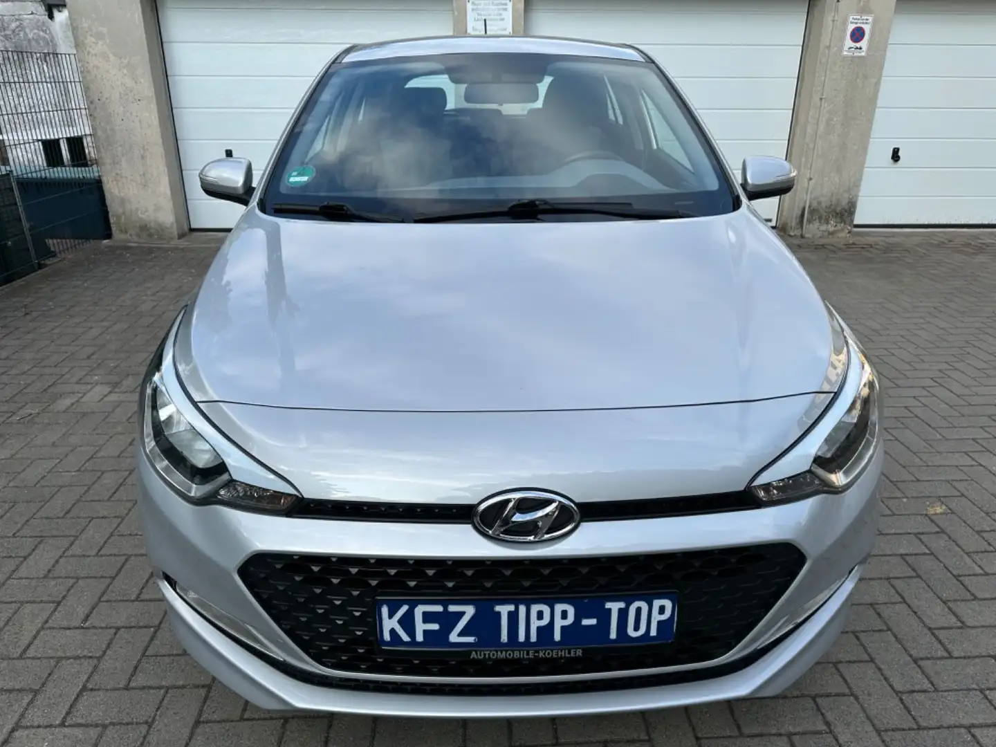 Hyundai i20 1.2 GO/1.Hand/ Tüv neu/ Scheckheft/Klima Silber - 2