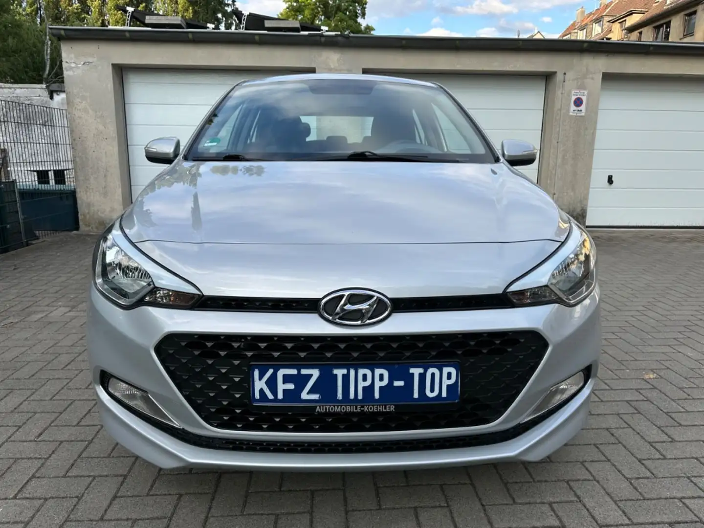 Hyundai i20 1.2 GO/1.Hand/ Tüv neu/ Scheckheft/Klima Silber - 1