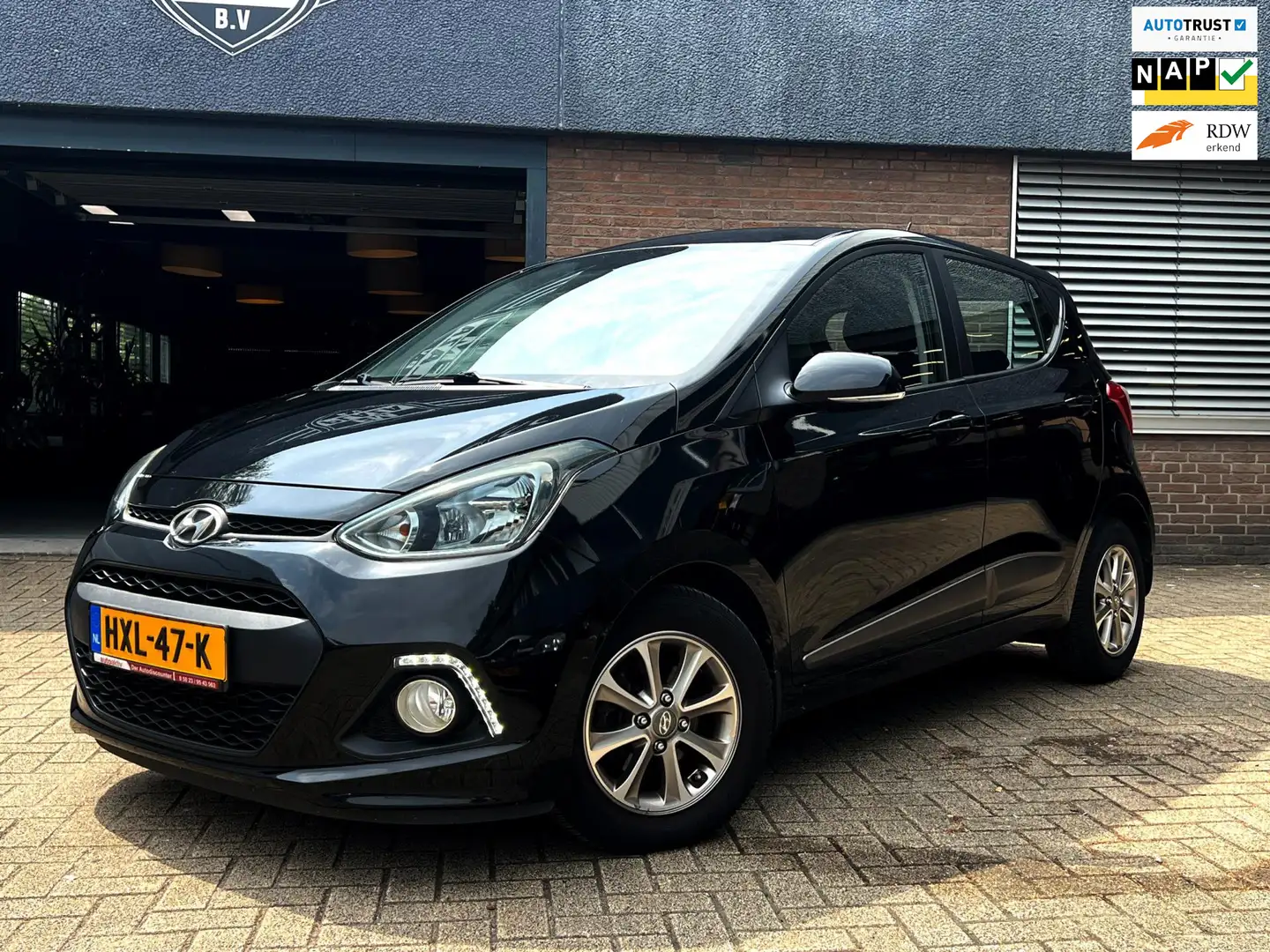 Hyundai i10 1.0i i-Motion Premium Draardloos carplay_stuurbedi Zwart - 1