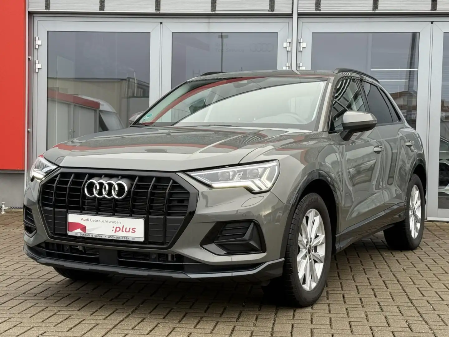 Audi Q3 advanced 35 TFSI S-tronic MATRIX, Klima Navi Grau - 2
