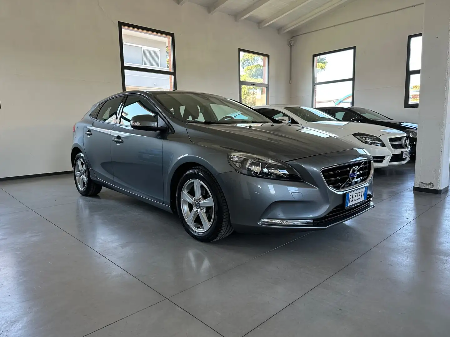 Volvo V40 D2 1.6 Volvo Ocean Race Grey - 2