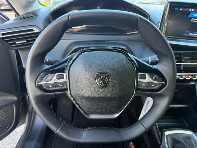 Peugeot 208 view 11