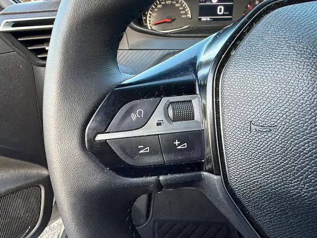 Peugeot 208 view 13